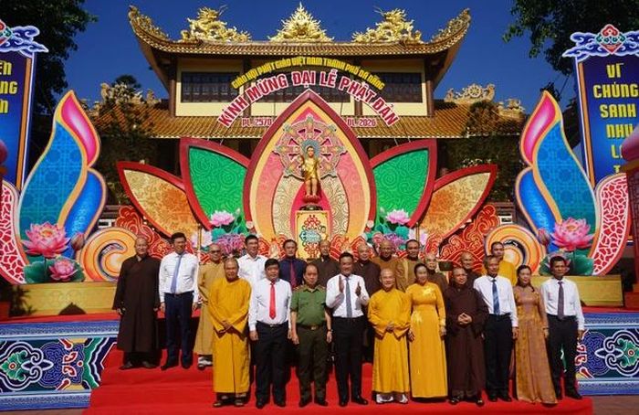 Lưu niệm tại lễ đài chính Ban Trị sự GHPGVN TP.Đà Nẵng - chùa Pháp Lâm
