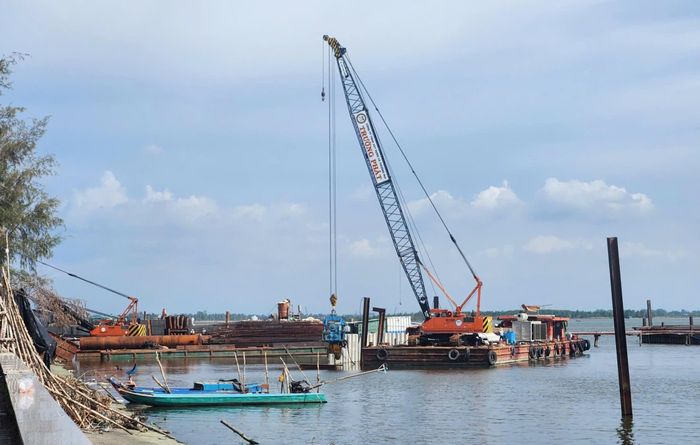 Các nhà thầu tổ chức thi công phía bờ Rạch Giá, tỉnh An Giang.