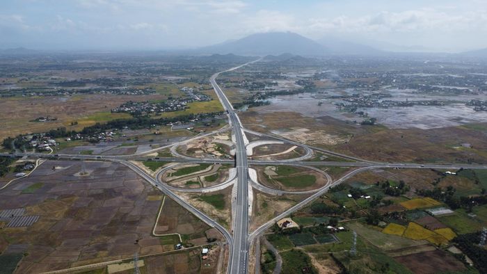 Trên toàn tuyến đầu tư xây dựng ba nút giao liên thông gồm: Nút giao đầu tuyến kết nối quốc lộ 1 tại Km0+000 theo dạng vòng xuyến; nút giao CT01 kết nối với cao tốc Vân Phong - Nha Trang tại Km7+713 theo dạng hoa thị hoàn chỉnh; nút giao quốc lộ 26 tại Km20+963 theo dạng kim cương.