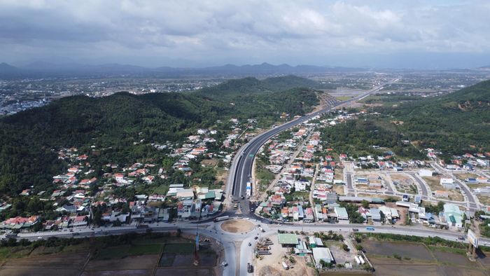 Điểm đầu của tuyến cao tốc Khánh Hòa - Buôn Ma Thuột tại nút giao quốc lộ 1 (Km0+000, địa phận phường Ninh Hòa) nối huyết mạch giao thông Bắc - Nam và quốc lộ 26B thông ra cảng Nam Vân Phong.