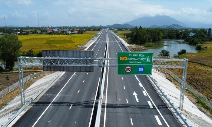 Các hạng mục phục vụ khai thác cũng được đầu tư đồng bộ như hệ thống an toàn giao thông theo quy chuẩn kỹ thuật quốc gia, hệ thống điện chiếu sáng tại các nút giao lớn, hạ tầng phục vụ giao thông thông minh (ITS), tường chống ồn và hệ thống hàng rào bảo vệ.