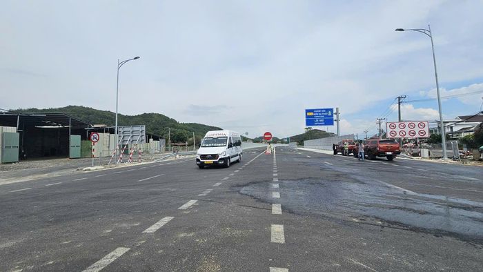 Chiếc ô tô đầu tiên chạy vào cao tốc từ hướng Đắk Lắk - Khánh Hòa, ra quốc lộ 1.
