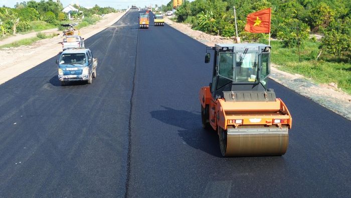 Quan sát của PV cho thấy phạm vi từ nút giao Cao Lãnh đến cầu đường Thét, mặt đường cao tốc đã được thảm nhựa, ô tô có thể bon bon chạy trên tuyến chính.