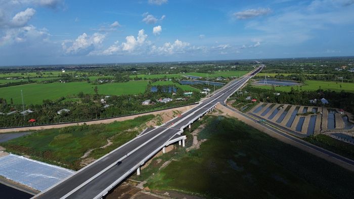 Theo Ban Quản lý dự án tỉnh Đồng Tháp (chủ đầu tư) tiến độ dự án thành phần 1 được gia hạn, hoàn thành tuyến chính trong tháng 10/2026. Chủ đầu tư đang đôn đốc nhà thầu tăng cường huy động thiết bị, máy móc đẩy mạnh thi công theo mục tiêu đề ra.