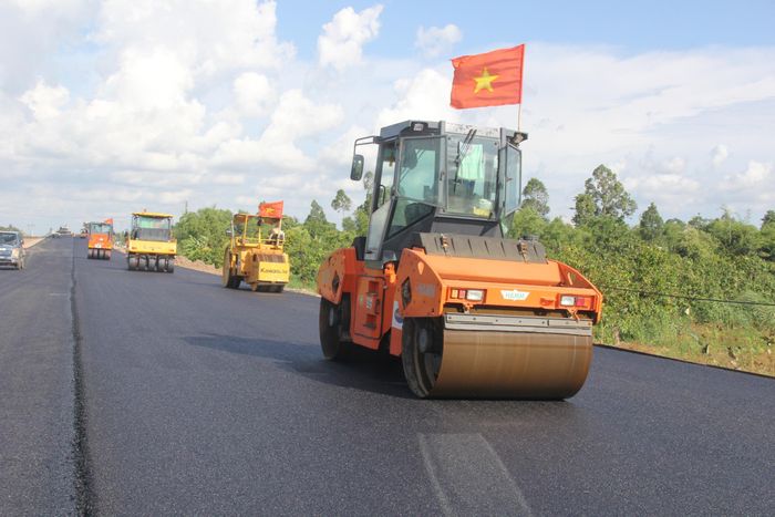 Kỹ sư Phan Văn Hạnh, Chỉ huy trưởng thi công thuộc Công ty TNHH Xây dựng cơ khí Thiên An cho biết: Đơn vị phụ trách 3,5km gồm cầu, đường. Hiện các cầu đã cơ bản hoàn thành các hạng mục chính. "Thời tiết thuận lợi, chúng tôi đang tăng tốc thi công, dự kiến đến 5/6 sẽ hoàn thành công tác thảm nhựa mặt đường và các nhánh rẽ", kỹ sư Hạnh nói.