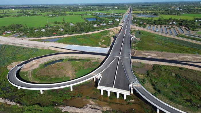 Dự án thành phần 1 cao tốc Cao Lãnh - An Hữu dài 16km đi qua các phường Cao Lãnh, Mỹ Trà, Mỹ Thọ và xã Mỹ Hiệp (tỉnh Đồng Tháp) dài 16km. Giai đoạn 1 phân kỳ đầu tư quy mô 4 làn xe hạn chế với bề rộng nền đường 17m, quy mô 4 làn xe.