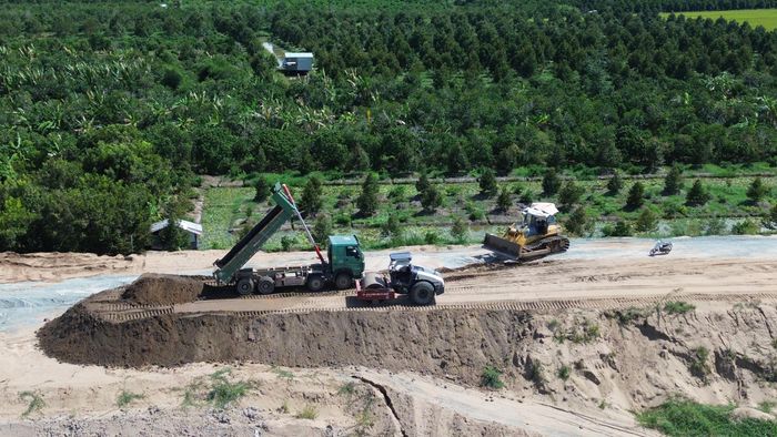 Trao với với PV kỹ sư Cao Đình Dương, cán bộ kỹ thuật phụ trách hiện trường (thuộc Công ty CP Đầu tư Xây dựng và Kỹ thuật VNCN E&C) cho biết: "Các hạng mục cầu, cống nền đường đã cơ bản xong. Tiến độ đang rất căng, nhà thầu loay hoay tìm nguồn cung đá cấp phối đá dăm, đá bê tông nhựa. Nguồn vật liệu đang rất khan hiếm, ảnh hưởng trực tiếp tiến độ thi công, trong khi thời gian kết thúc thi công đang đếm ngược từng ngày...", kỹ sư Dương lo ngại.