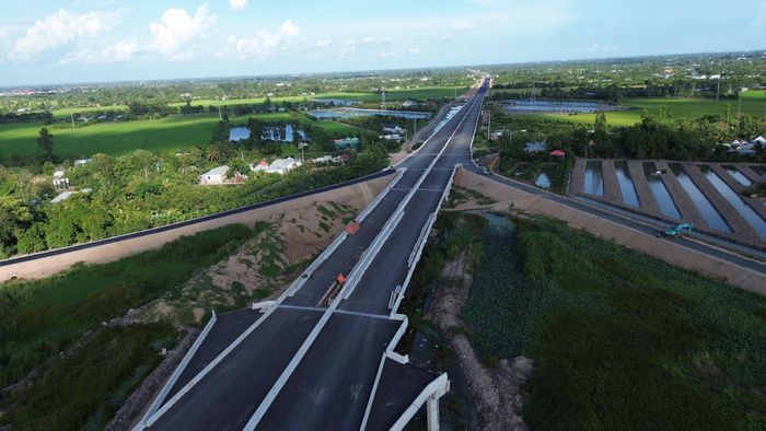 Dự án được khởi công tháng 6/2023, tổng vốn đầu tư hơn 3.600 tỷ đồng. Sau thời gian dài chờ dỡ tải (thi công qua ao, hồ... đồng ruộng ngập nước phải xử lý nền đất yếu - PV), nay công trường cao tốc đang nhộn nhịp trở lại. Thời tiết thuận lợi nhà thầu gấp rút thi công thảm nhựa mặt đường, hoàn thiện cầu, cống trên toàn tuyến cao tốc.