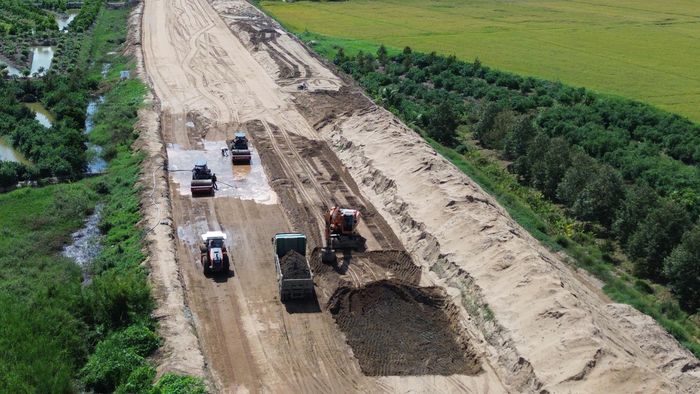 Tại nút giao Xẻo Quýt (giao đường ĐT850, xã Mỹ Hiệp), ) nhà thầu đang tăng ca, kíp đến cuối tháng 5 sẽ cơ bản xong phần dỡ tải và hệ thống cống thoát nước, tháng 8 hoàn thành tăng tải các vị trí đầu cầu, cống.