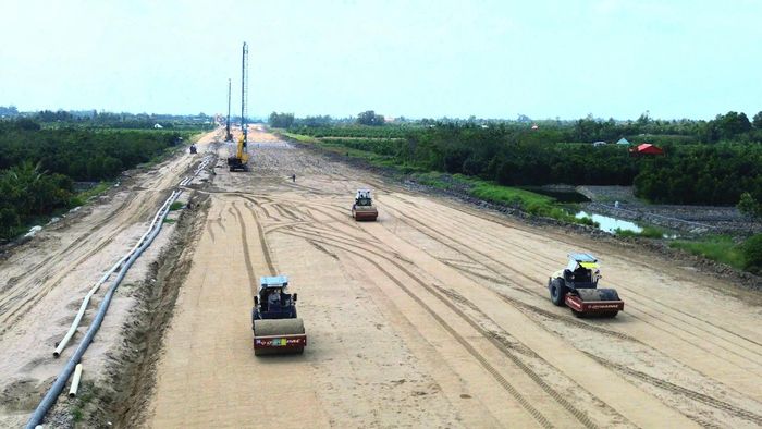 Thi công cao tốc Mỹ An - Cao Lãnh (Ảnh: Vĩnh Phú).
