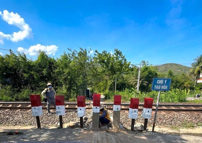 Lực lượng chức năng tổ chức rào chắn, xóa bỏ lối đi tự mở ngang qua đường sắt. Ảnh: N.H