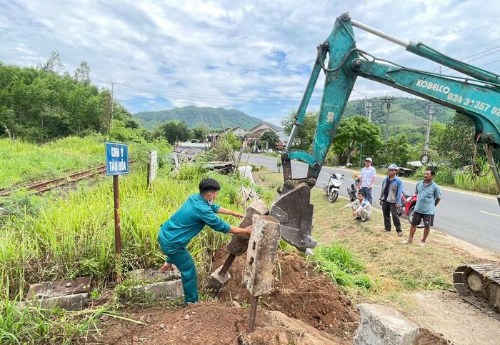 Lực lượng chức năng đã phối hợp, kiên quyết xóa bỏ 27 lối đi tự mở cắt ngang đường sắt gây mất ATGT trên địa bàn xã Đồng Xuân. Ảnh: N.H