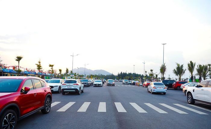 Các quảng trường biển ở Hà Tĩnh được mở rộng khuôn viên, trồng cây xanh, hệ thống điện chiếu sáng nhằm thu hút người dân.