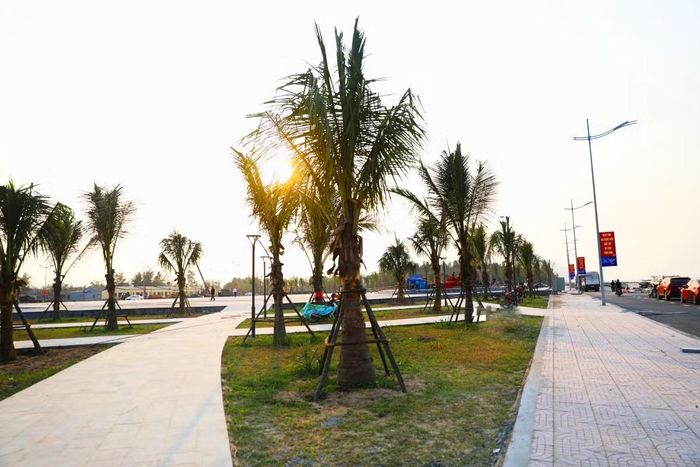 Quảng trường biển phường Hải Ninh được trồng nhiều cây xanh; đường thảm nhựa có vỉa hè sạch sẽ.