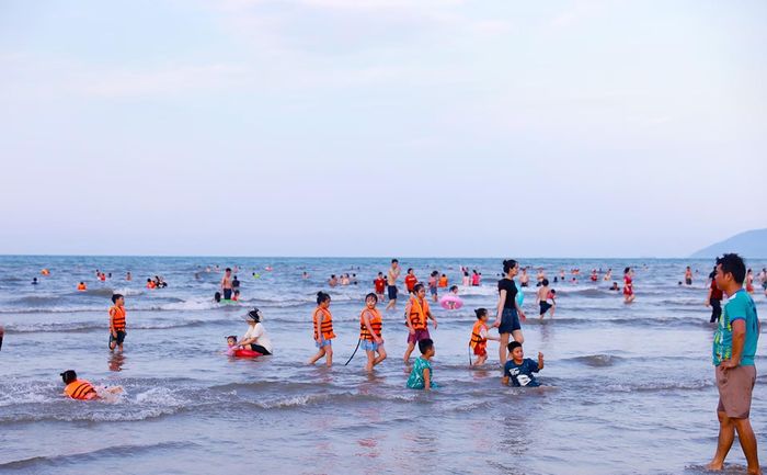 Người dân, du khách đổ xuống biển Kỳ Ninh.