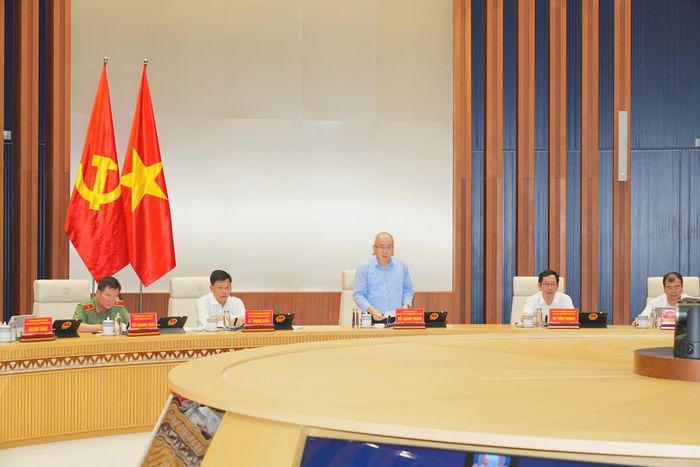 Chủ tịch UBND TP Hải Phòng Đỗ Thành Trung phát biểu tại phiên họp.