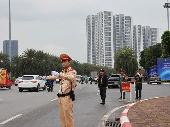 Trong thời gian tổ chức phân luồng, Công an thành phố Hà Nội hướng dẫn các phương tiện di chuyển theo lộ trình thay thế nhằm giảm ùn tắc giao thông. (Ảnh minh họa).