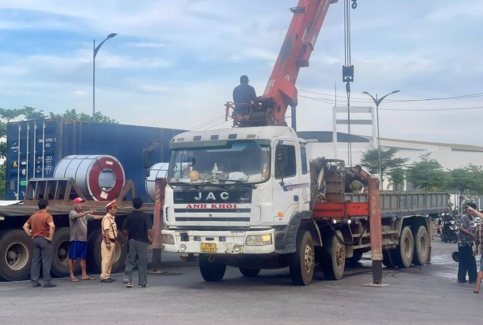 Lực lượng cảnh sát giao thông nhanh chóng có mặt tại hiện trường để xử lý sự cố.