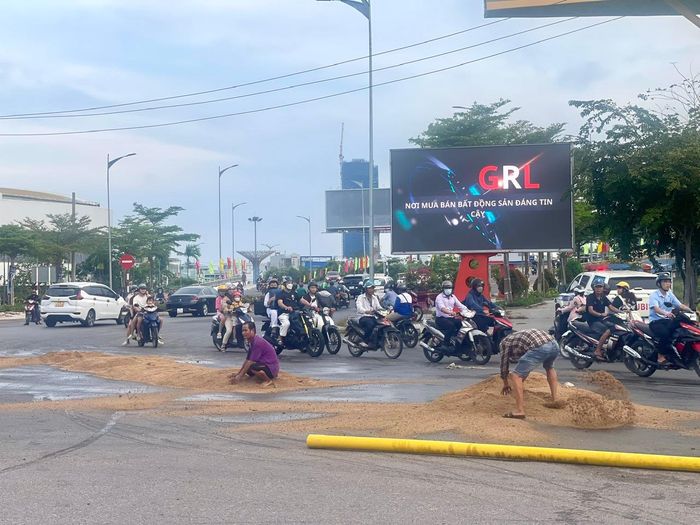 Đổ cát xuống khu vực dầu loang nhằm hạn chế trơn trượt.