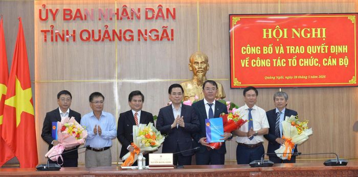 Chủ tịch UBND tỉnh Quảng Ngãi Nguyễn Hoàng Giang trao các quyết định bổ nhiệm lãnh đạo Ban Quản lý dự án đầu tư Tây Quảng Ngãi. (Ảnh: Lê Danh).