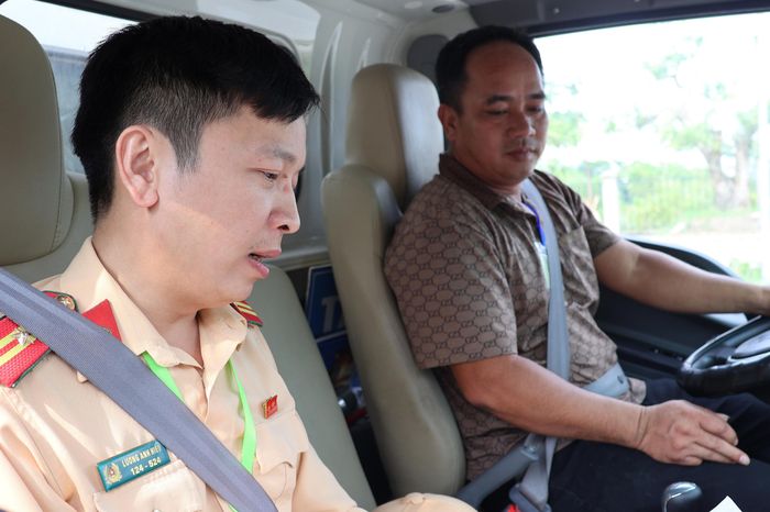 “Thí sinh phải điều khiển xe di chuyển quãng đường khoảng 2.000m và đạt tối thiểu 80/100 điểm mới được công nhận đạt yêu cầu. Phần thi nhằm kiểm tra kỹ năng xử lý tình huống giao thông thực tế, đồng thời đánh giá khả năng điều khiển phương tiện đúng luật, an toàn của thí sinh”, thiếu tá Huyền cho biết.