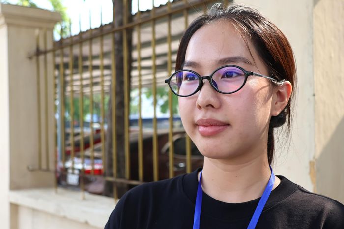 Thí sinh Phạm Thị Thu Ngân (SN 2003) chia sẻ, ngoài việc kiểm tra thêm kiến thức đường trường, CSGT còn trình chiếu video mô phỏng và các tình huống giao thông thực tế trong quá trình đào tạo, sát hạch. ''Điều này giúp học viên nắm chắc quy trình, rèn luyện kỹ năng xử lý linh hoạt và nâng cao ý thức an toàn khi tham gia giao thông'', chị Ngân đánh giá sau khi có kết quả thi đạt.