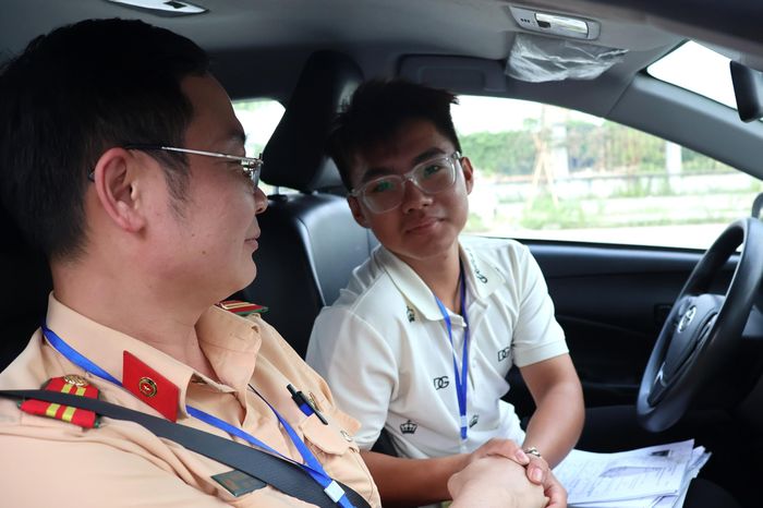 Nhiều học viên khác cho hay, trước khi dự thi họ cũng chủ động chuẩn bị tâm lý, ôn luyện kỹ năng điều khiển phương tiện cũng như kiến thức pháp luật giao thông. Quá trình tham gia sát hạch, sát hạch viên hướng dẫn tận tình, chu đáo, tạo tâm lý thoải mái cho người lái xe.