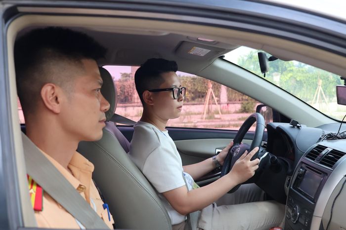Chiều 28/5, tại Trung tâm Giáo dục nghề nghiệp đào tạo lái xe ô tô Đức Thịnh (Hà Nội), Đội Sát hạch, cấp giấy phép lái xe cơ giới đường bộ (Phòng CSGT) tổ chức kỳ sát hạch lái xe ô tô cho 447 thí sinh các hạng B và C1.