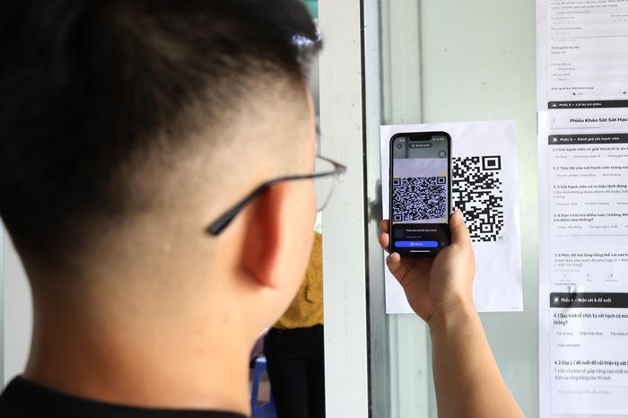 Điểm đáng chú ý, các thí sinh dự sát hạch có thể quét mã QR để khảo sát, đánh giá chất lượng sát hạch đường trường. Đây là nội dung nhằm nâng cao chất lượng phục vụ nhân dân, đồng thời giúp cơ quan chức năng lắng nghe ý kiến phản hồi thực tế để tiếp tục hoàn thiện quy trình sát hạch.