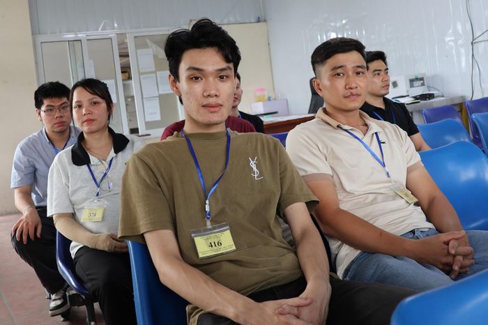 Theo quy trình sát hạch lái xe ô tô hạng B, phần thi đường trường là phần thi thực hành cuối cùng sau khi hoàn thành phần thi sa hình. Trong phần thi này, sát hạch viên sẽ ngồi cùng thí sinh trên xe và chấm điểm trực tiếp trong suốt quá trình điều khiển phương tiện.