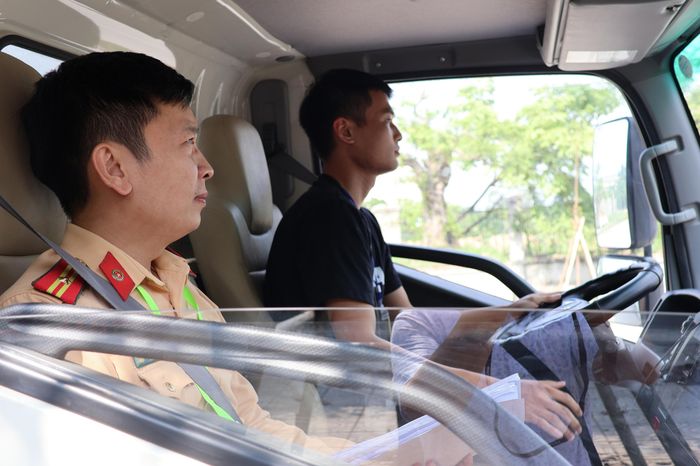 Tại phần thi đường trường, một điểm mới đáng chú ý được các sát hạch viên của CSGT Hà Nội áp dụng là sẽ đặt câu hỏi trực tiếp cho các thí sinh. Theo đó, trước khi học viên hoàn thành phần thi, sát hạch viên có thể đặt những câu hỏi liên quan đến kỹ năng lái xe, kiến thức về an toàn giao thông... để học viên trả lời.