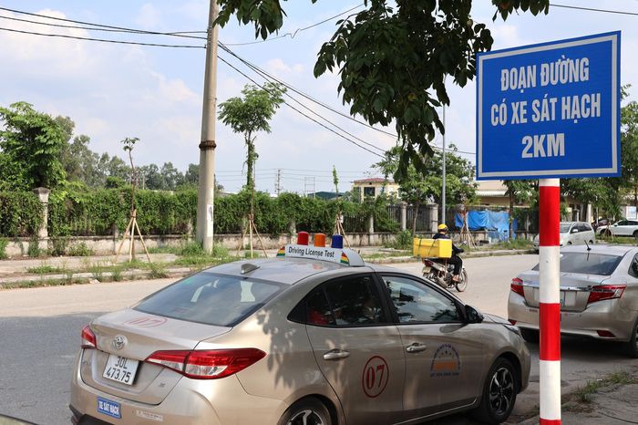 Thiếu tá Nguyễn Mai Huyền (cán bộ Đội Sát hạch, cấp GPLX cơ giới đường bộ) cho biết, thời gian qua, CSGT Hà Nội đã có nhiều giải pháp nâng cao chất lượng công tác sát hạch, cấp giấy phép lái xe, hướng tới mục tiêu đào tạo người lái xe có đủ kỹ năng điều khiển phương tiện, kiến thức pháp luật và văn hóa giao thông.