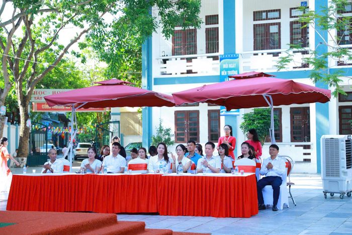 Lãnh đạo các phòng ban của phường Vĩnh Yên dự buổi lễ.
