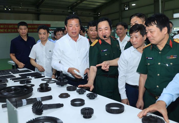 Lãnh đạo Nhà máy Z111 giới thiệu với đoàn công tác của Bộ Xây dựng các sản phẩm chiến lược