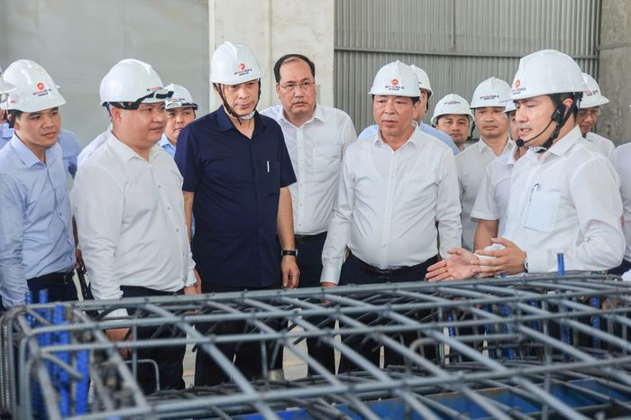 Bộ trưởng Bộ Xây dựng khảo sát thực tế nhà máy sản xuất của Tập đoàn AMACAO tại Ninh Bình.