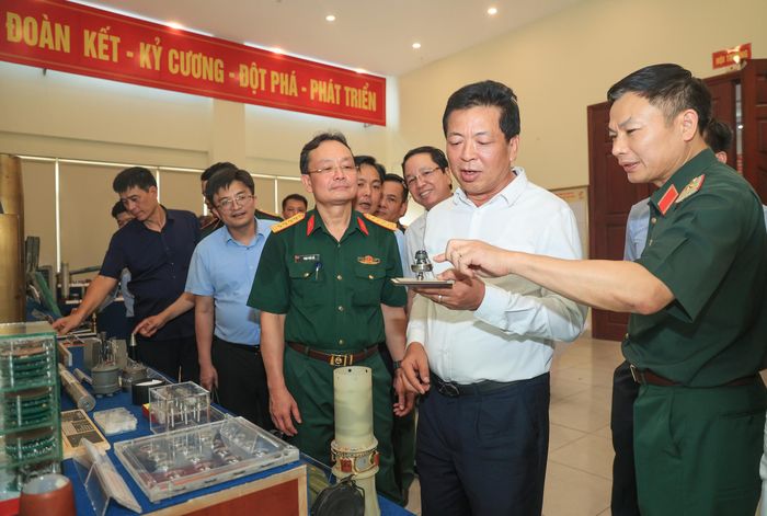 Bộ trưởng Trần Hồng Minh tham quan các sản phẩm công nghệ của Viện Công nghệ (Ảnh: Tạ Hải).