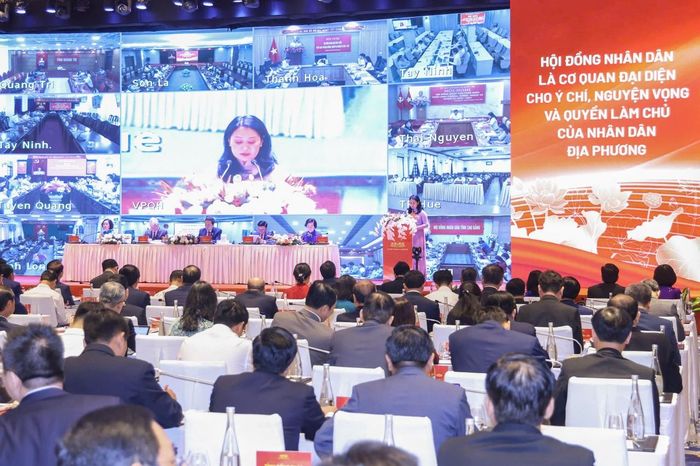 Phó Chủ tịch thường trực HĐND TP. Đồng Nai Đặng Minh Nguyệt trình bày tham luận.