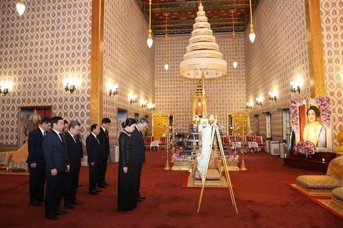 Tổng Bí thư, Chủ tịch nước Tô Lâm cùng Phu nhân và Đoàn đại biểu cấp cao Việt Nam đến đặt vòng hoa viếng và ký sổ tang Hoàng Thái hậu Thái Lan Sirikit. Ảnh: TTXVN.