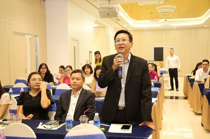  Ông Vòng Tắc Xiền. 