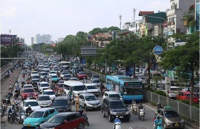 Phương tiện cá nhân lưu thông trên đường Giải Phóng Ảnh: Nguyễn Trường.