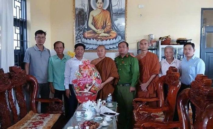 Đồng chí Lê Anh Duy - Đảng ủy viên, Phó Chủ tịch UBND xã Tuy Phước Bắc cùng đoàn công tác thăm, chúc mừng Chùa Phước Quang nhân Đại lễ Phật đản 2026.