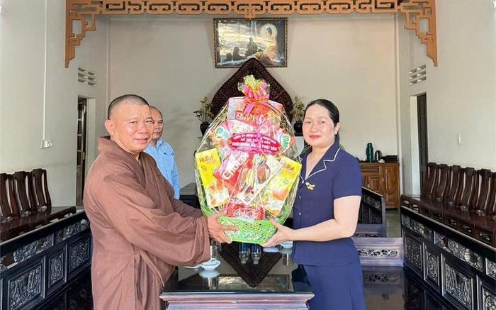 Đồng chí Huỳnh Thị Thanh Nguyệt - Bí thư Đảng ủy, Chủ tịch HĐND xã Tuy Phước Bắc trao quà chúc mừng các cơ sở tôn giáo nhân dịp Đại lễ Phật đản.