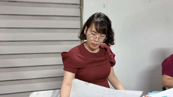  “Có những bài độ chín về màu sắc rất tốt, cách phối màu hài hòa khiến tôi thực sự tâm đắc”, cô Thu nhận xét. 
