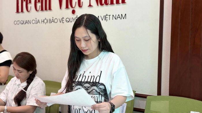  “Tôi đề cao những bài vừa có nội dung ý nghĩa, vừa biết sử dụng ngôn ngữ hội họa để truyền tải cảm xúc và thông điệp tới người xem”, cô Vũ Thị Hạnh Quyên nhấn mạnh. 