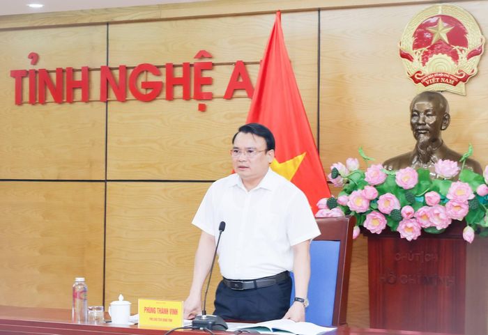 Phó Chủ tịch UBND tỉnh Phùng Thành Vinh phát biểu tại buổi làm việc.