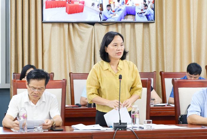 Phó Giám đốc Sở Nông nghiệp và Môi trường Võ Thị Nhung báo cáo tình hình thực hiện các dự án.