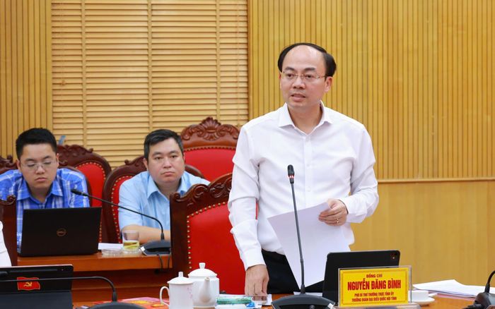 Phó Bí thư Thường trực Tỉnh ủy, Trưởng Đoàn ĐBQH tỉnh Nguyễn Đăng Bình phát biểu tại hội nghị. Ảnh: Đồng Văn Thưởng