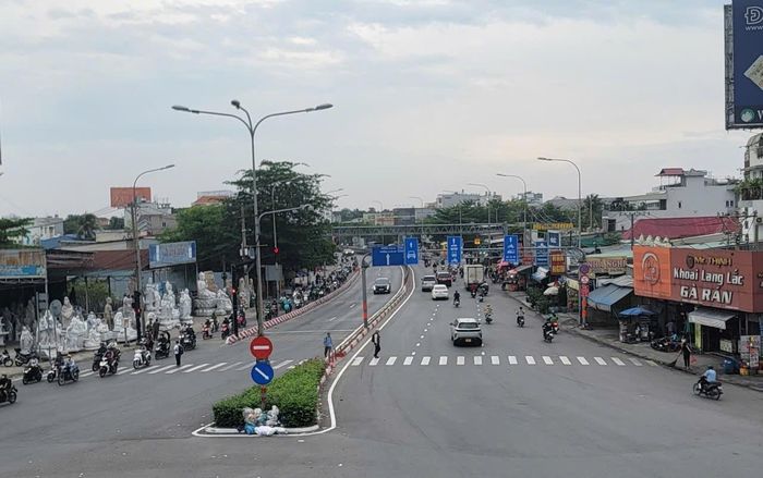 Quốc lộ 13 hướng từ ngã tư cầu vượt Bình Phước về cầu Vĩnh Bình (nơi tiếp giáp với tỉnh Bình Dương cũ). Ảnh: Quang Phương