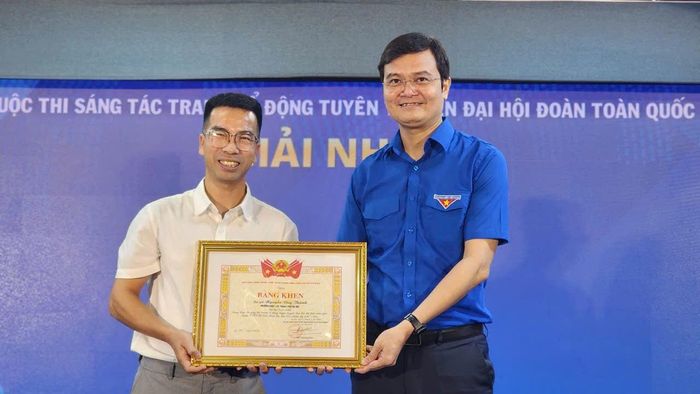 Bí thư thứ nhất Trung ương Đoàn Bùi Quang Huy trao giải Nhất cho tác giả Nguyễn Duy Thành