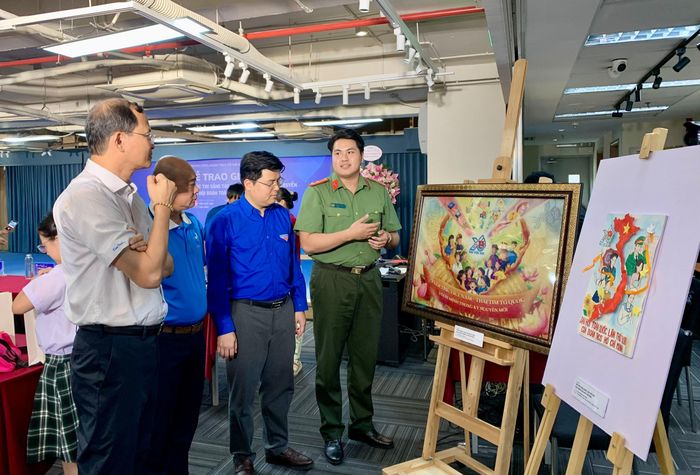 Các đại biểu tham quan trưng bày các tác phẩm đạt giải